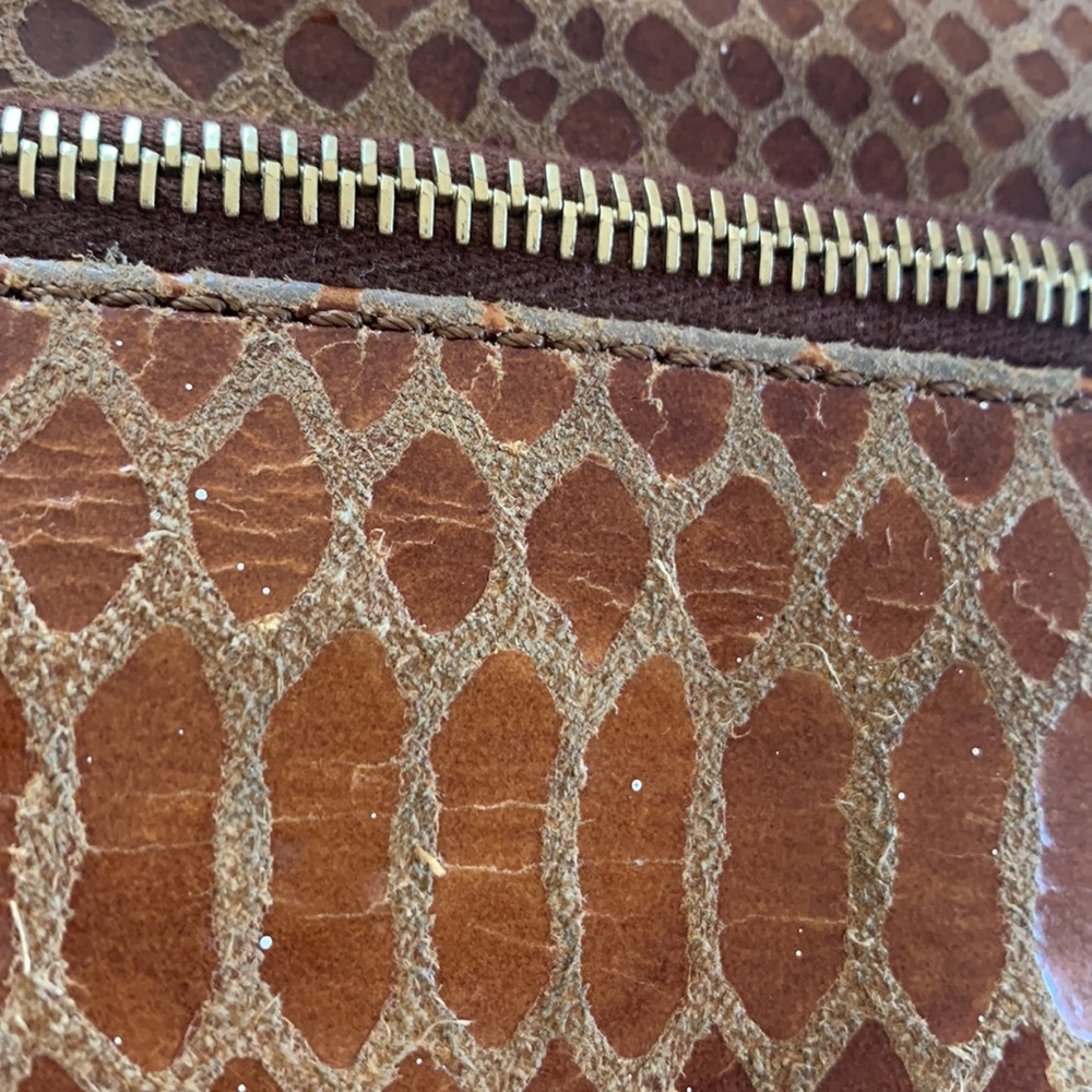 Vintage Dooney & Bourke lizard embossed leather 3-zip crossbody bag 8” 23in drop - Picture 5 of 16